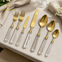 Ensemble de couverts de luxe en acier inoxydable doré avec manche en acrylique transparent, couteau à dîner à prise diamantée pour la mise en place de tables de mariage et d'hôtel