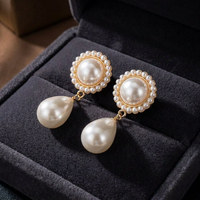 Orecchini Pendenti Halo con Perle a Goccia, Placcati Oro 14K, Perle in Resina, Ottone Ecologico Elettroplaccato, Gioielli Statement da Donna Stile Francese