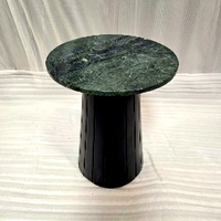 Table basse ronde moderne en marbre vert avec base en piédestal noir cannelé, cadre en bois durable fait à la main pour la décoration du salon