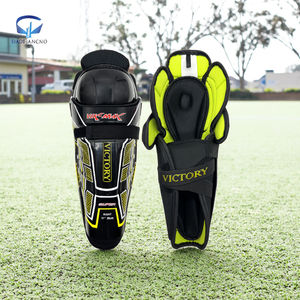 Protections de tibia haut de gamme Vik-Max avec une forte protection des genoux pour les joueurs de hockey sur glace et de hockey sur gazon - Product Image 1