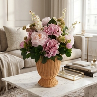Boho Cottage Rosa Pfingstrosen-Hortensien-Blumenarrangement, Großes Seidenblumen-Gesteck mit Geflochtenem Rattan-Sockel-Vase