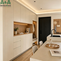 Gabinetes de Cocina SLS con Textura de Madera Japandi, con Península, Muebles Modulares Personalizados para Interiores Modernos de Alta Gama