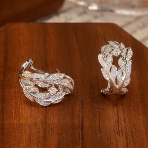 Boucles d'oreilles en or blanc E3394 avec diamants ronds taille brillant, bijoux de luxe pour femmes, diamants naturels couleur D - Product Image 4