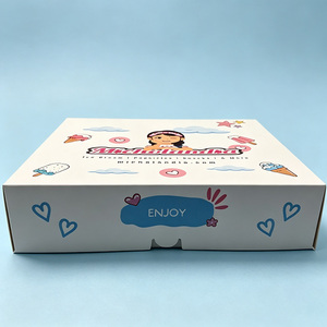 Boîte cadeau de desserts style macaron avec motif Micholandia, design de crème glacée et de bâtonnets glacés pour les fêtes - Product Image 1
