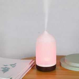 เครื่องกระจายกลิ่นหอมแบบมินิ ความจุ 0.5 ลิตร ใช้พลังงานจาก USB พร้อมฐานลายไม้สีอ่อน สำหรับใช้ในบ้านและรถยนต์ - Product Image 4