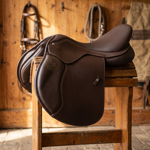 Silla de Montar de Cuero Estilo Inglés Premium para Salto y Doma, con Estructura de Fibra de Vidrio Duradera, Tamaños y Colores Personalizables, Ajuste Perfecto para Jinete - Product Image 3