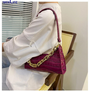 2025 à <span class=keywords><strong>la</strong></span> mode dames en relief aisselle sac nouvelle génération pierre chaîne décorée main transporter épaule sac à dos femmes messager - Product Image 4