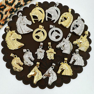 CZ9318 Colgante de Plata Chapado en Oro de 18k con Circonitas Cúbicas, Diseño de Herradura y Cabeza de Caballo de la Suerte - Product Image 1