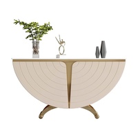 Console de luxe moderne dorée avec plateau en pierre frittée et portes à motif géométrique en éventail pour entrée et salon