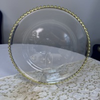 Nouvelles assiettes de présentation de luxe occidentales de 13 pouces en plastique transparent avec perles dorées pour mariage, en stock