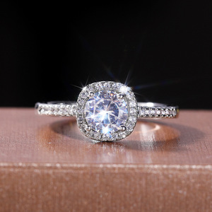 Anello da donna con quattro punte e pietra rotonda, micro pavé, elegante gioiello da dito alla moda - Product Image 6