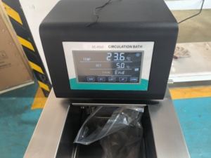 Bain-marie de laboratoire à température constante (haute et basse) avec circulation d'eau réfrigérée et thermostat intégré - Product Image 3