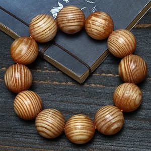 Bracciale in Legno d'Ambra Stile Folk Art, Legno di Agar del Nord-Est della Montagna Changbai, Ricco di Pino Cinese e Mingzi, Traslucido e Sicuro - Product Image 1