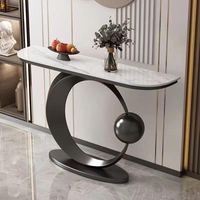 Table console moderne de luxe en or avec plateau ovale en marbre blanc, base incurvée en demi-lune, accent sphérique pour l'ameublement de la maison - Utilisation dans les couloirs