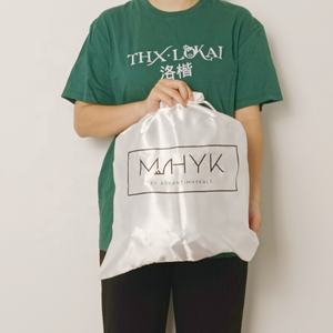 Tailles personnalisées Grands sacs d'emballage cadeau en satin Pochettes en soie pour perruques Paquet de cheveux Sac à cordon avec logo - Product Image 1