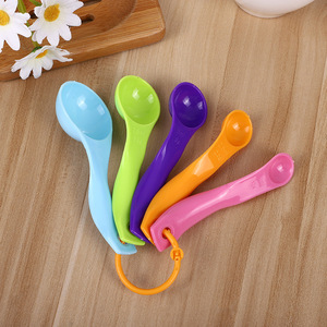 Juego Profesional de 5 Cucharas Medidoras de Plástico en Varios Colores para <span class=keywords><strong>Harina</strong></span> <span class=keywords><strong>y</strong></span> Leche en Polvo, para Repostería - Product Image 1