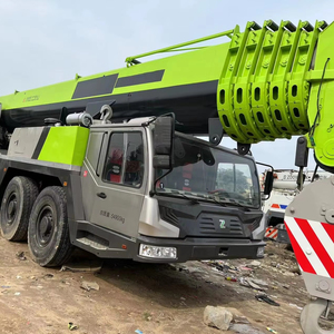 Grue montée sur camion d'occasion de 220 tonnes Zoomlion ZTC2200H Capacité nominale de 30 tonnes Modèle 2022 Bon état à vendre - Product Image 1