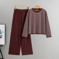 Ensemble deux pièces en tricot rayé pour femme, haut à col rond et pantalon large taille haute, tenue décontractée basique pour le quotidien, la détente et les trajets.