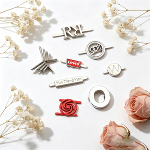 Étiquette de logo en métal plaqué, marque personnalisée, signe en relief, patch à rivets écologique pour vêtements Abaya - Product Image 1