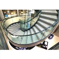 Escalier en bois avec balustrade en verre trempé