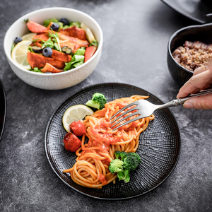 Plat et <span class=keywords><strong>assiette</strong></span> modernes ronds en <span class=keywords><strong>porcelaine</strong></span> <span class=keywords><strong>noire</strong></span> et blanche mats classiques assiettes à dîner en céramique pour la maison de restaurant - Product Image 3