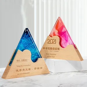 批发彩色印刷三角形，透明水晶玻璃和木材奖杯衬套奖/