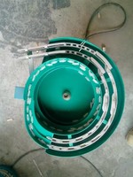 Vibratievoederbak voor balpenkappen met twee uitvoerbanen voor penassemblagemachine