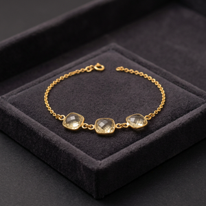 Pulsera Infantil de Latón Chapado en Oro con Cadena Triple y Piedras Rosas Naturales, Diseño Étnico para Ocasiones Hindúes - Product Image 3