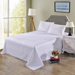 Parure <span class=keywords><strong>de</strong></span> lit <span class=keywords><strong>et</strong></span> <span class=keywords><strong>housse</strong></span> <span class=keywords><strong>de</strong></span> <span class=keywords><strong>couette</strong></span> en satin rayé <span class=keywords><strong>blanc</strong></span> pur pour hôtel, maison d'hôtes <span class=keywords><strong>et</strong></span> dortoir - Product Image 1