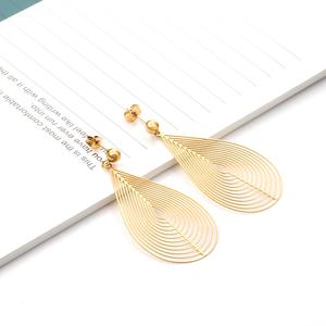 Boucles d'oreilles créoles grandes en acier inoxydable plaqué or 18 carats PVD, bijoux en acier chirurgical, boucles d'oreilles pendantes - Product Image 4