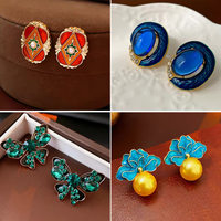 Boucles d'oreilles clous vintage rétro en cuivre pour femme, d'occasion, marquées, luxe discret, haut de gamme, fabrication artisanale, électroplaquées, neuves