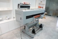 Mesin Printer UV DTF Roll to Roll Sistem Pencetakan Label Stiker Kristal untuk Pencetakan Kustom pada Kaca, Logam, Botol Plastik