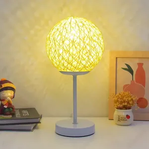 Lampe de nuit LED en forme de globe, blanc chaud 2700K, alimentée par piles, commande tactile, design moderne pour chambre à coucher, petite taille, base en bois, IRC 90 - Product Image 2