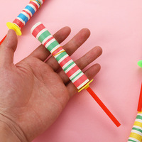 Fouet rétractable de style farce, baguettes magiques colorées en papier hilarantes, accessoires de blague