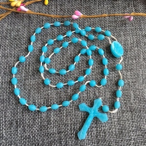 Rosario Católico de Plástico Súper Económico que Brilla en la Oscuridad - Product Image 2