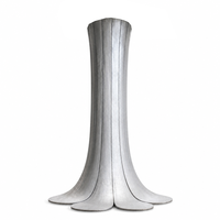 Colonne décorative haute en aluminium sur mesure, base à pétales évasés, finition brossée sablée, joint vertical pour l'aménagement d'atriums d'hôtels