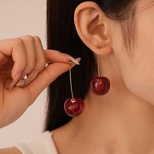 Boucles d'oreilles pendantes élégantes haut de gamme pour femmes avec résine rouge Angora Sweet Blushing Cherry Celebrity Fruit Cherry Style - Product Image 1
