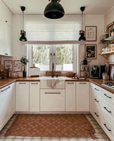Ensemble de meubles de cuisine modulaires en U modernes et personnalisables en MDF écologique avec armoires en verre, designs sur mesure pour appartement