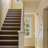 Escalier droit flottant Prima, support invisible personnalisé, marches antidérapantes en chêne, escalier droit pour villa