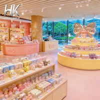 Étagères d'exposition incurvées à niveaux en acrylique durable, personnalisables, éclairées par LED, écologiques, pour l'agencement en îlot de jouets et objets de collection en magasin de détail