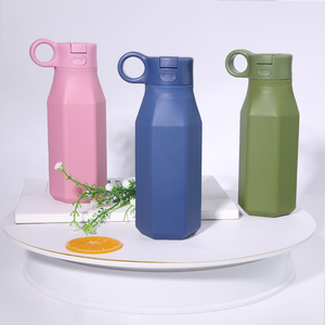 Bouteille d'eau pliable en silicone de qualité alimentaire sans BPA pour bébés et enfants, avec paille, personnalisable avec logo - Product Image 5