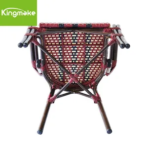 เก้าอี้ในสวนกลางแจ้งแบบวินเทจเก้าอี้ที่เท้าแขนเก้าอี้หวายหวายสานสีแดงและสีฟ้าทอผ้าเก้าอี้บิสโทร