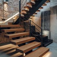 Escalier à monolier ouvert avec marches en bois massif et support structurel minimal pour intérieurs modernes