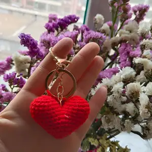 Novo design de chaveiro de crochê artesanal com pingente de coração, acessório de mão e chaveiro