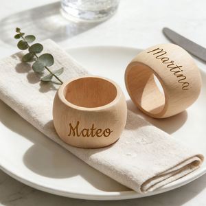 Anneaux de serviette en bois gravés sur mesure avec le nom de la famille, décorations de table pour fêtes, cadeaux de mariage rustiques - Product Image 2