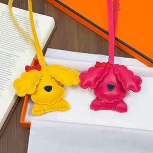 พวงกุญแจหนังรูปสุนัขพุดเดิ้ลประดับโบว์สวยหรู สไตล์ผู้หญิงน่ารัก ของตกแต่งกระเป๋า แฟชั่น พร้อมกล่องของขวัญ เหมาะสำหรับแฟน ภรรยา - Product Image 2