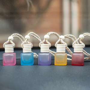 Vente chaude 8ml Carré Givré Coloré Bouteille De Parfum De Voiture Forme Plate avec Caps En Bois Cordes Suspendus Bouteilles De Parfum En Verre De Voiture - Product Image 1