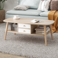 Table basse ovale double couche peu encombrante avec tiroir fermé et étagère ouverte, taille compacte pour salon familial de petite taille