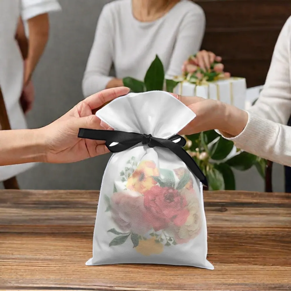 Le petit cordon de couleur blanche met en sac la manipulation extérieure non tissée en plastique jetable d'impression offset de cadeau d'emballage