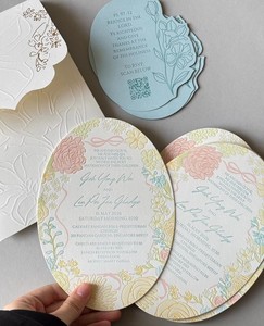 Invitation de mariage ovale en papier coton texturé gaufré floral rose crème et bleu de luxe avec enveloppe RSVP et code QR, impression personnalisée - Product Image 1